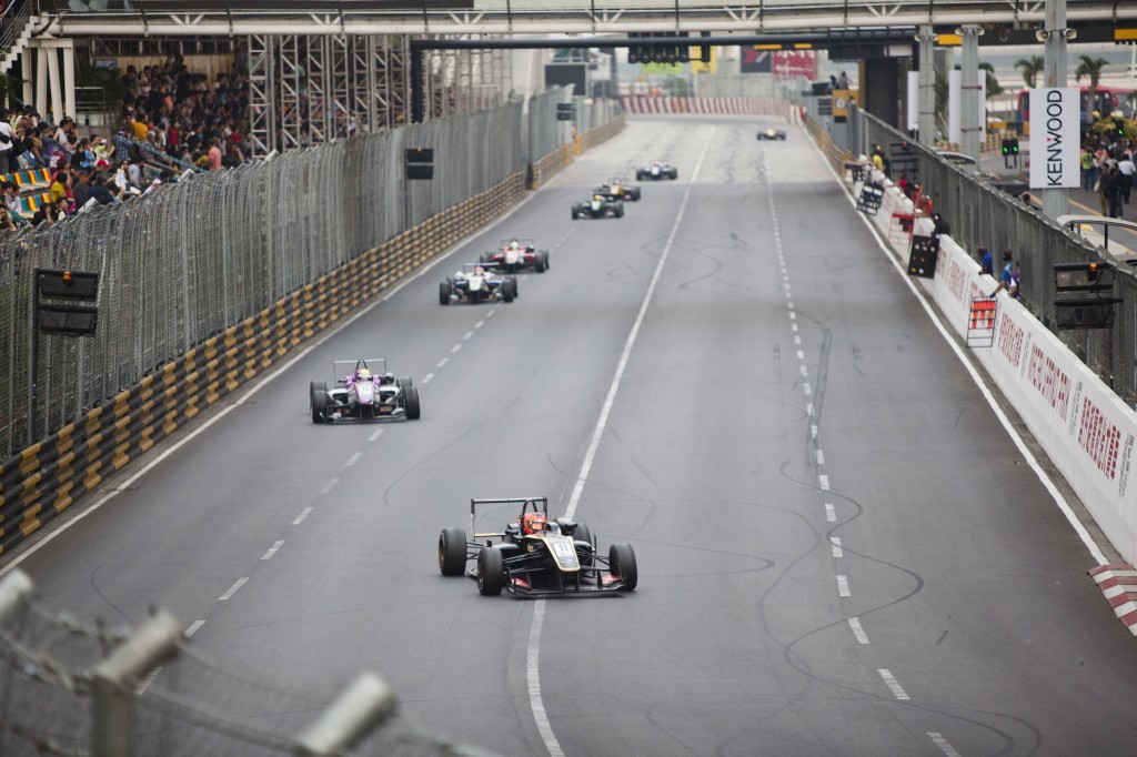 cars-in-action-during-the-formula-3-macau-grand-prix