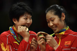Yuan Xinyue (left) and Zhu Ting check out their prize.